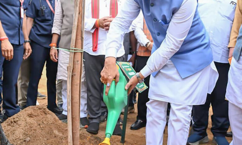 मुख्यमंत्री विष्णुदेव साय ने अपनी माँ के नाम पर लगाया पीपल का पौधा, वन महोत्सव-2026 का हुआ शुभारंभ….