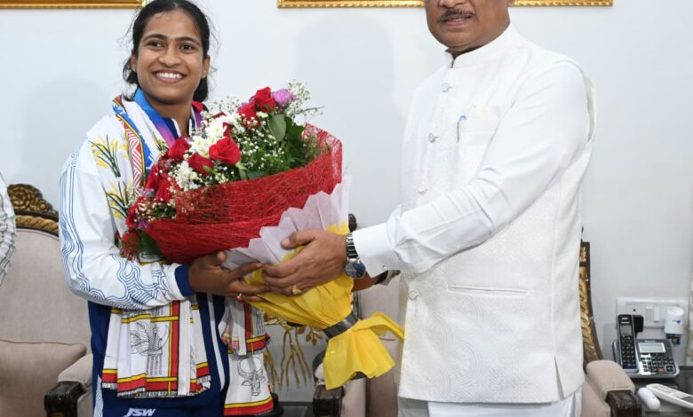 राष्ट्रमंडल खेलों की रजत पदक विजेता ज्ञानेश्वरी यादव का मुख्यमंत्री निवास में भव्य स्वागत, मुख्यमंत्री विष्णु देव साय ने की 30 लाख रुपये प्रोत्साहन राशि और आउट ऑफ टर्न डीएसपी पद पर पदोन्नति की घोषणा…. राष्ट्रमंडल खेलों की रजत पदक विजेता ज्ञानेश्वरी यादव का मुख्यमंत्री निवास में भव्य स्वागत, मुख्यमंत्री विष्णु देव साय ने की 30 लाख रुपये प्रोत्साहन राशि और आउट ऑफ टर्न डीएसपी पद पर पदोन्नति की घोषणा….