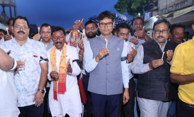 वित्त मंत्री ओ.पी. चौधरी की अगुवाई में विभाजन विभीषिका स्मरण दिवस पर कैंडल मार्च….. वित्त मंत्री ओ.पी. चौधरी की अगुवाई में विभाजन विभीषिका स्मरण दिवस पर कैंडल मार्च…..