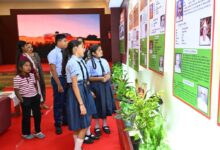 विद्यार्थियों ने देखी स्वतंत्रता संग्राम सेनानियों और ‘वंदे मातरम’ पर आधारित छायाचित्र प्रदर्शनी….. विद्यार्थियों ने देखी स्वतंत्रता संग्राम सेनानियों और ‘वंदे मातरम’ पर आधारित छायाचित्र प्रदर्शनी…..