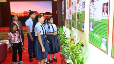विद्यार्थियों ने देखी स्वतंत्रता संग्राम सेनानियों और ‘वंदे मातरम’ पर आधारित छायाचित्र प्रदर्शनी…..