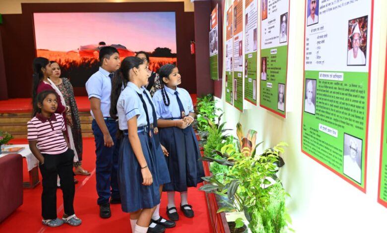 विद्यार्थियों ने देखी स्वतंत्रता संग्राम सेनानियों और ‘वंदे मातरम’ पर आधारित छायाचित्र प्रदर्शनी…..
