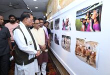 तस्वीरों ने ताजा कीं मुख्यमंत्री विष्णुदेवसाय की पुरानी यादें: मुख्यमंत्री विष्णुदेव साय ‘दृश्य संवाद 2026’ के समापन समारोह में हुए शामिल….