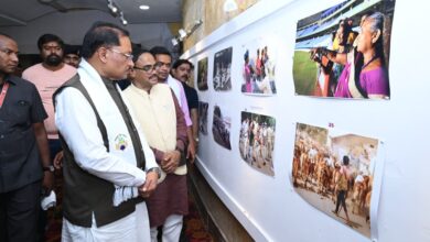 तस्वीरों ने ताजा कीं मुख्यमंत्री विष्णुदेवसाय की पुरानी यादें: मुख्यमंत्री विष्णुदेव साय ‘दृश्य संवाद 2026’ के समापन समारोह में हुए शामिल….