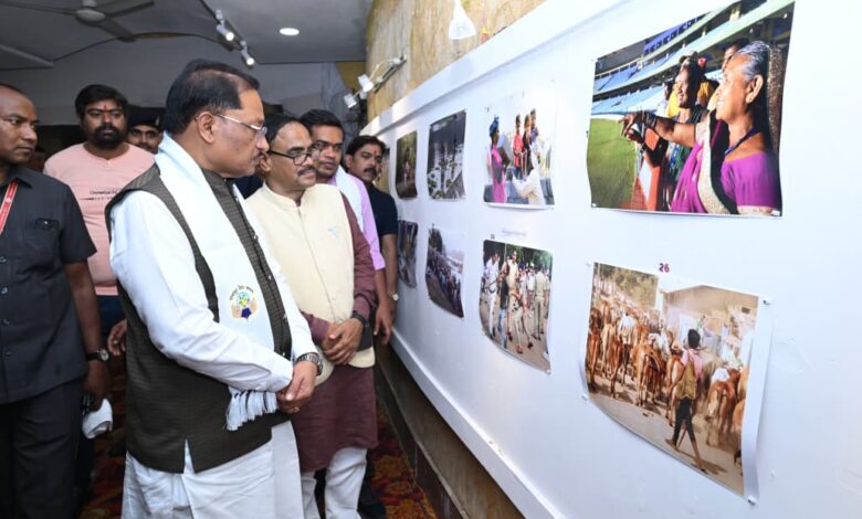 तस्वीरों ने ताजा कीं मुख्यमंत्री विष्णुदेवसाय की पुरानी यादें: मुख्यमंत्री विष्णुदेव साय ‘दृश्य संवाद 2026’ के समापन समारोह में हुए शामिल….