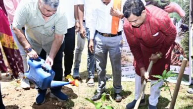 प्रभारी मंत्री राजेश अग्रवाल ने किया पौधरोपण, हरेली पर हरित जीपीएम का संकल्प….. प्रभारी मंत्री राजेश अग्रवाल ने किया पौधरोपण, हरेली पर हरित जीपीएम का संकल्प…..