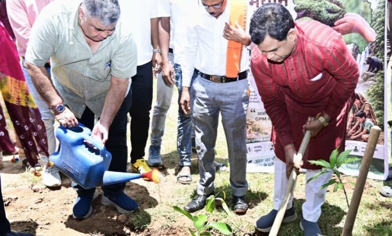 प्रभारी मंत्री राजेश अग्रवाल ने किया पौधरोपण, हरेली पर हरित जीपीएम का संकल्प…..