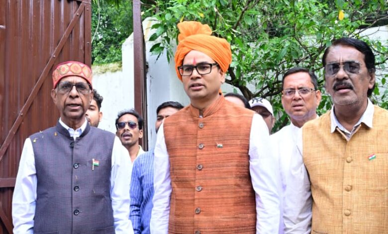 वित्त मंत्री ओपी चौधरी ने रायगढ़ निवास कार्यालय में किया ध्वजारोहण, राष्ट्रध्वज को दी सलामी….