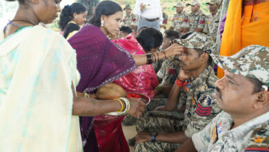 अबूझमाड़ में बदला हवाओं का रुख, हिंसा छोड़ मुख्यधारा में लौटीं बहनों ने DRG जवानों की कलाई पर बांधी राखी, दिया शांति और विश्वास का संदेश….
