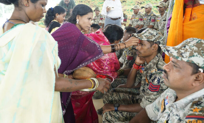 अबूझमाड़ में बदला हवाओं का रुख, हिंसा छोड़ मुख्यधारा में लौटीं बहनों ने DRG जवानों की कलाई पर बांधी राखी, दिया शांति और विश्वास का संदेश…. अबूझमाड़ में बदला हवाओं का रुख, हिंसा छोड़ मुख्यधारा में लौटीं बहनों ने DRG जवानों की कलाई पर बांधी राखी, दिया शांति और विश्वास का संदेश….