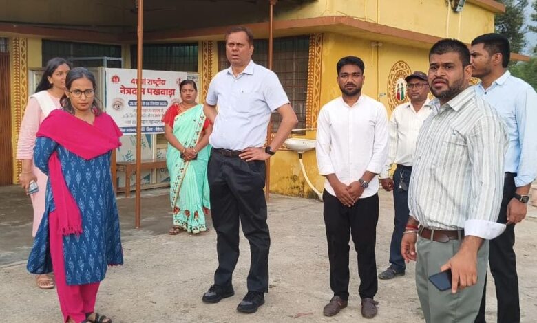 संभागायुक्त श्री सत्य नारायण राठौर ने किया प्राथमिक स्वास्थ्य केन्द्र नांदघाट का आकस्मिक निरीक्षण