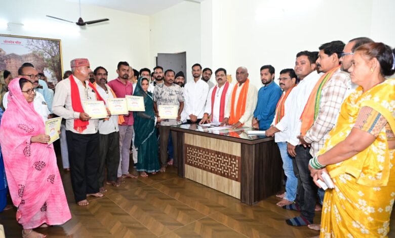 उप मुख्यमंत्री विजय शर्मा ने कवर्धा के हितग्राहियों को सौंपे पीएम आवास योजना शहरी 2.0 के स्वीकृति पत्र….. उप मुख्यमंत्री विजय शर्मा ने कवर्धा के हितग्राहियों को सौंपे पीएम आवास योजना शहरी 2.0 के स्वीकृति पत्र…..