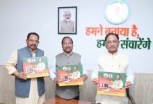 मुख्यमंत्री ने संसदीय संकुल विकास परियोजना मिनवाखाड़ पर आधारित पुस्तक का विमोचन किया