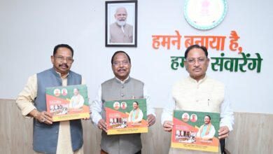 मुख्यमंत्री ने संसदीय संकुल विकास परियोजना मिनवाखाड़ पर आधारित पुस्तक का विमोचन किया मुख्यमंत्री ने संसदीय संकुल विकास परियोजना मिनवाखाड़ पर आधारित पुस्तक का विमोचन किया