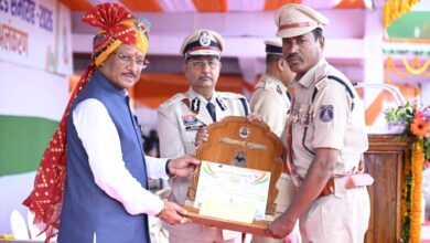 मुख्यमंत्री विष्णु देव साय के करकमलों से उत्कृष्ट सेवा के लिए सम्मानित हुए पुलिस एवं नगर सेना के अधिकारी-कर्मचारी…..
