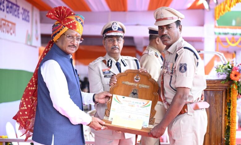 मुख्यमंत्री विष्णु देव साय के करकमलों से उत्कृष्ट सेवा के लिए सम्मानित हुए पुलिस एवं नगर सेना के अधिकारी-कर्मचारी…..