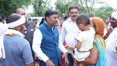 बाढ़ प्रभावित परिवारों के बीच पहुंचे वन मंत्री केदार कश्यप,पालकी गांव में राहत सामग्री और सहायता राशि का किया वितरण, हरसंभव मदद का दिलाया भरोसा… बाढ़ प्रभावित परिवारों के बीच पहुंचे वन मंत्री केदार कश्यप,पालकी गांव में राहत सामग्री और सहायता राशि का किया वितरण, हरसंभव मदद का दिलाया भरोसा…