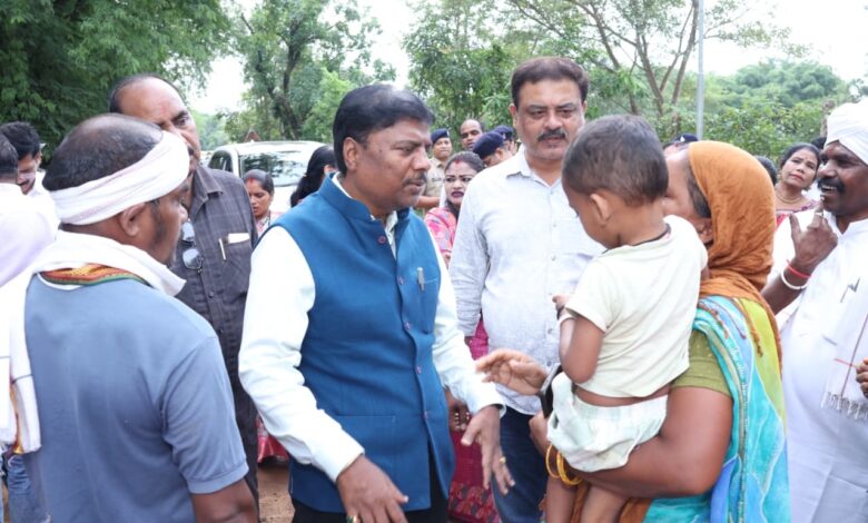 बाढ़ प्रभावित परिवारों के बीच पहुंचे वन मंत्री केदार कश्यप,पालकी गांव में राहत सामग्री और सहायता राशि का किया वितरण, हरसंभव मदद का दिलाया भरोसा… बाढ़ प्रभावित परिवारों के बीच पहुंचे वन मंत्री केदार कश्यप,पालकी गांव में राहत सामग्री और सहायता राशि का किया वितरण, हरसंभव मदद का दिलाया भरोसा…
