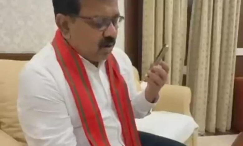 कुलगाम आतंकी हमले के पीड़ितों के परिजनों से उप मुख्यमंत्री विजय शर्मा ने की बात कुलगाम आतंकी हमले के पीड़ितों के परिजनों से उप मुख्यमंत्री विजय शर्मा ने की बात