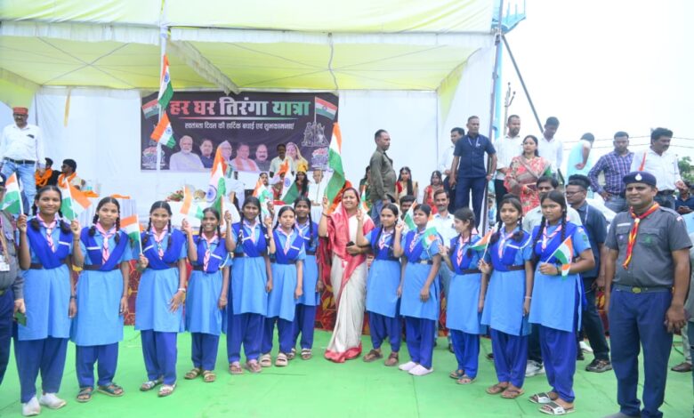 मंत्री लक्ष्मी राजवाड़े के नेतृत्व में सूरजपुर जिले में निकलीं भव्य तिरंगा यात्राएं….