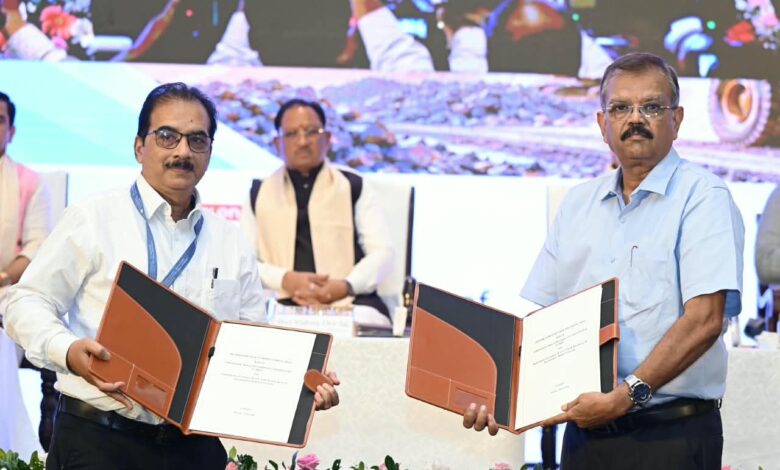 मुख्यमंत्री की मौजूदगी में पंडित रविशंकर शुक्ल विश्वविद्यालय और सीएमडीसी के मध्य हुआ महत्वपूर्ण समझौता….. मुख्यमंत्री की मौजूदगी में पंडित रविशंकर शुक्ल विश्वविद्यालय और सीएमडीसी के मध्य हुआ महत्वपूर्ण समझौता…..
