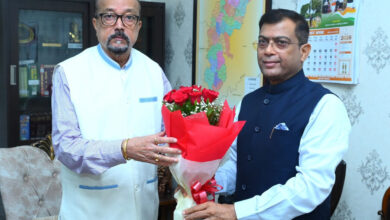 राज्यपाल रमेन डेका से राज्य निर्वाचन आयुक्त ने सौजन्य भेंट की…..