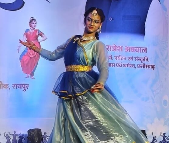 घुमड़ते बादलों के बीच मुक्ताकाशी मंच पर साकार हुआ ‘पावस प्रसंग’, सावन की फुहारों के बीच कथक और शास्त्रीय संगीत ने बांधा समां, कलाकारों की भावपूर्ण प्रस्तुतियों से जीवंत हुआ वर्षा ऋतु का सौंदर्य…..