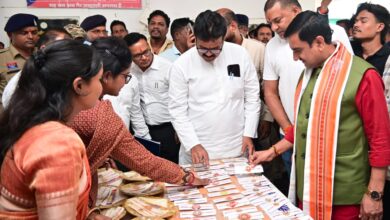 विष्णुभोग की खुशबू और बहनों के हुनर से सजी खास राखी, बिहान समूह की महिलाओं ने केंद्रीय राज्य मंत्री तोखन साहू को भेंट किया विष्णुभोग चावल और धान से बनी राखी…