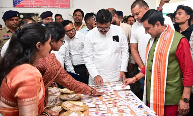 विष्णुभोग की खुशबू और बहनों के हुनर से सजी खास राखी, बिहान समूह की महिलाओं ने केंद्रीय राज्य मंत्री तोखन साहू को भेंट किया विष्णुभोग चावल और धान से बनी राखी…