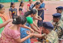 जहां कभी बंदूक थी, वहां बंधा रिश्तों का धागा…बस्तर में राखी ने बदली ‘दुश्मनी’ की परिभाषा, 25 साल नक्सली संगठन में रहीं मीना ने जवानों की कलाई पर बांधी राखी…..