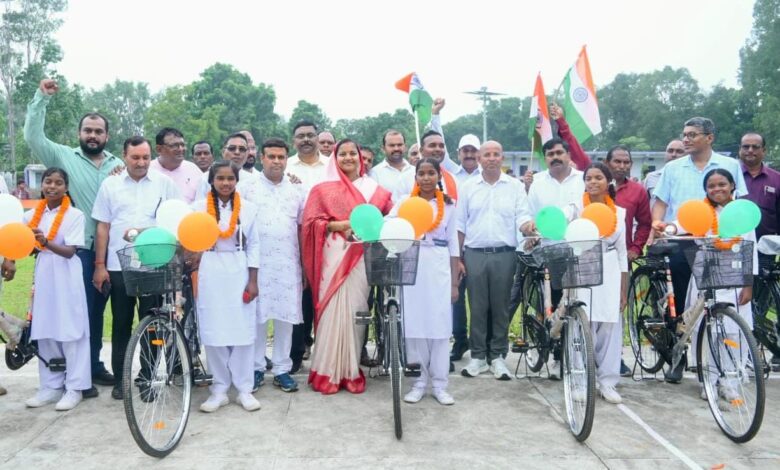 मंत्री लक्ष्मी राजवाड़े ने सरस्वती साइकिल योजना के तहत छात्राओं को बांटी साइकिलें….. मंत्री लक्ष्मी राजवाड़े ने सरस्वती साइकिल योजना के तहत छात्राओं को बांटी साइकिलें…..
