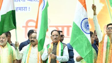 मुख्यमंत्री विष्णु देव साय ने हाथ में तिरंगा थामकर किया भव्य तिरंगा यात्रा का नेतृत्व, मुख्यमंत्री ने कहा – 140 करोड़ भारतीयों को एक सूत्र में बांधता है तिरंगा…..