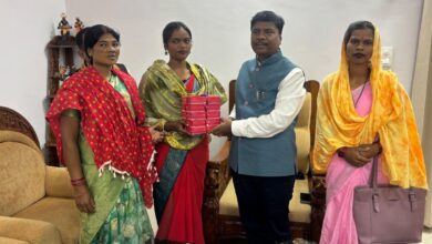 उद्यमिता की नई मिसाल : बस्तर की महिलाओं ने तैयार की बिना शक्कर वाली ऑर्गेनिक काजू-कतली, वन मंत्री केदार कश्यप ने की सराहना…. उद्यमिता की नई मिसाल : बस्तर की महिलाओं ने तैयार की बिना शक्कर वाली ऑर्गेनिक काजू-कतली, वन मंत्री केदार कश्यप ने की सराहना….