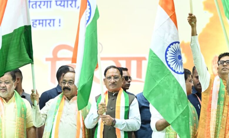मुख्यमंत्री विष्णु देव साय ने हाथ में तिरंगा थामकर किया भव्य तिरंगा यात्रा का नेतृत्व, मुख्यमंत्री ने कहा – 140 करोड़ भारतीयों को एक सूत्र में बांधता है तिरंगा…..