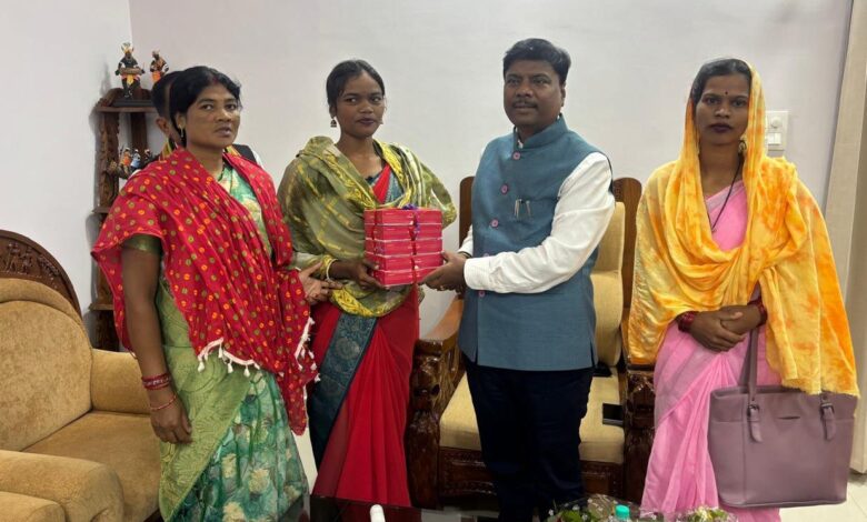 उद्यमिता की नई मिसाल : बस्तर की महिलाओं ने तैयार की बिना शक्कर वाली ऑर्गेनिक काजू-कतली, वन मंत्री केदार कश्यप ने की सराहना….