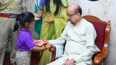 लोक भवन में गूंजा अपनत्व का संदेश, दिव्यांग बच्चों ने राज्यपाल रमेन डेका को बांधा रक्षा सूत्र….. लोक भवन में गूंजा अपनत्व का संदेश, दिव्यांग बच्चों ने राज्यपाल रमेन डेका को बांधा रक्षा सूत्र…..