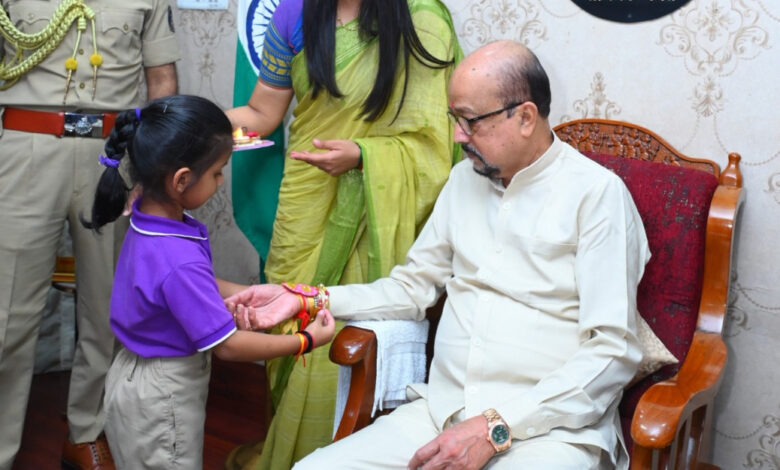 लोक भवन में गूंजा अपनत्व का संदेश, दिव्यांग बच्चों ने राज्यपाल रमेन डेका को बांधा रक्षा सूत्र…..