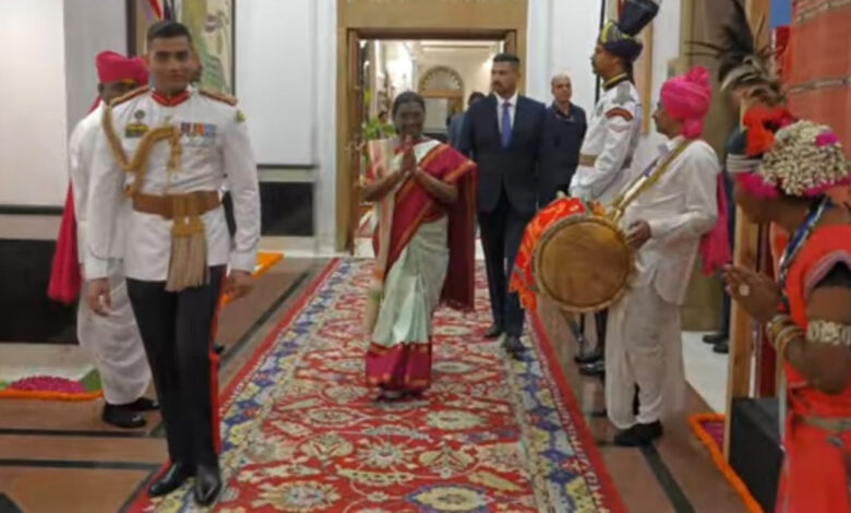 राष्ट्रपति भवन में गूंजी धमतरी के मांदर की थाप, स्वतंत्रता दिवस पर ‘जय गढ़िया बाबा दल’ ने बिखेरा छत्तीसगढ़ी लोकसंस्कृति का जादू….. राष्ट्रपति भवन में गूंजी धमतरी के मांदर की थाप, स्वतंत्रता दिवस पर ‘जय गढ़िया बाबा दल’ ने बिखेरा छत्तीसगढ़ी लोकसंस्कृति का जादू…..