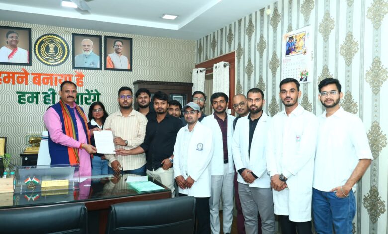 स्वास्थ्य मंत्री श्याम बिहारी जायसवाल से मिले इंटर्न डॉक्टर, आंदोलन स्थगित करने का लिया निर्णय…. स्वास्थ्य मंत्री श्याम बिहारी जायसवाल से मिले इंटर्न डॉक्टर, आंदोलन स्थगित करने का लिया निर्णय….