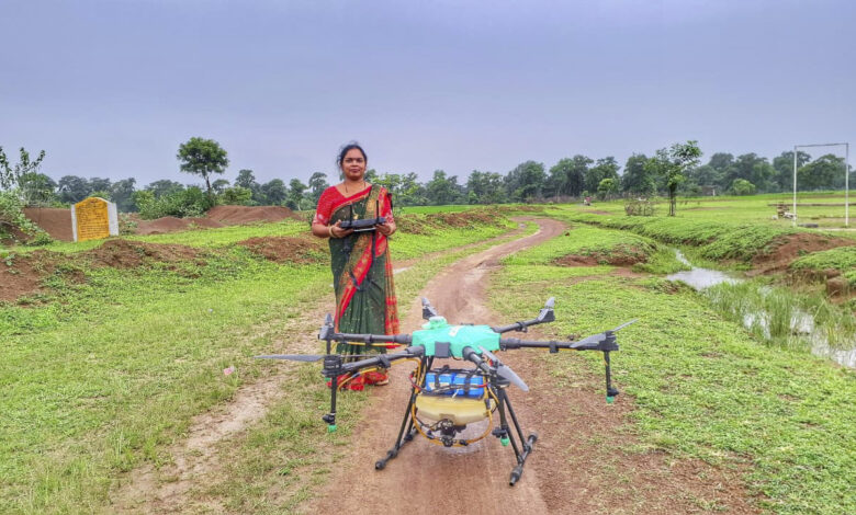 तकनीक के पंखों से आत्मनिर्भरता की उड़ान, ड्रोन दीदी हेमलता मनहर बोलीं – बहनों के सम्मान में निरंतर काम कर रहे हैं विष्णु भैया…..