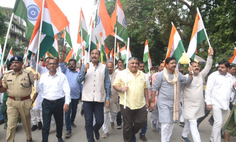 पर्यटन एवं संस्कशान से लहराया तिरंगा, देशभक्ति के रंग में रंगा शहर अम्बिकापुर: मंत्री राजेश अग्रवाल ने कहा – तिरंगा हमारी आन, बान और शान का प्रतीक, राष्ट्रीय एकता और अखंडता को मजबूत करने का दिया संदेश….