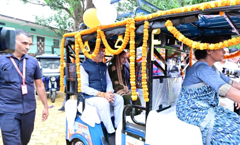 मुख्यमंत्री विष्णु देव साय ने ‘जशपुर एक्सप्रेस’ योजना का किया शुभारंभ, रक्षाबंधन पर ‘विष्णु भैया’ ने 50 बहनों को दिया आत्मनिर्भरता का उपहार, सौंपे ई-रिक्शा….