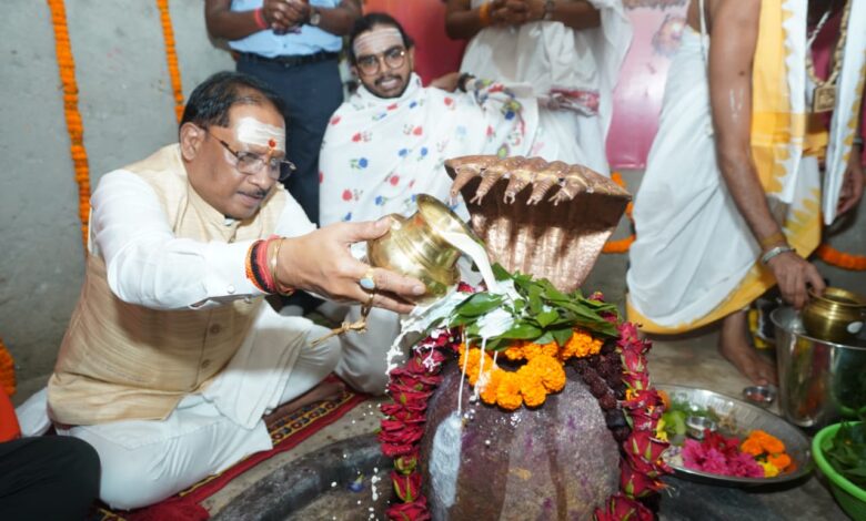 मुख्यमंत्री विष्णुदेव साय ने बाबा कर्मेश्वर का किया रुद्राभिषेक, प्रदेशवासियों की सुख-समृद्धि और खुशहाली की कामना की….