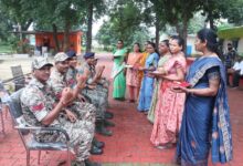 जिनसे कभी संघर्ष था, उन्हीं की कलाई पर बांधी राखी, चौगेल पुनर्वास केंद्र में आत्मसमर्पित माओवादियों ने डी आर जी जवानों को बांधी राखी, कहा—अब बंदूक नहीं, हुनर से संवारेंगे भविष्य….