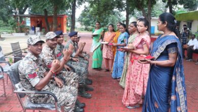जिनसे कभी संघर्ष था, उन्हीं की कलाई पर बांधी राखी, चौगेल पुनर्वास केंद्र में आत्मसमर्पित माओवादियों ने डी आर जी जवानों को बांधी राखी, कहा—अब बंदूक नहीं, हुनर से संवारेंगे भविष्य….