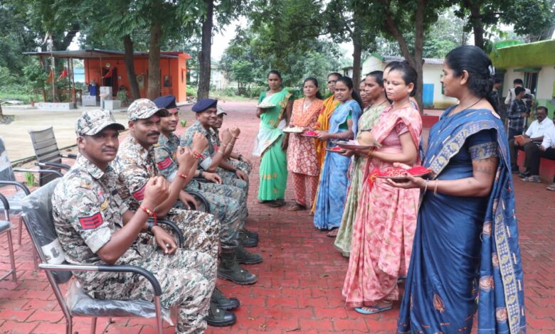 जिनसे कभी संघर्ष था, उन्हीं की कलाई पर बांधी राखी, चौगेल पुनर्वास केंद्र में आत्मसमर्पित माओवादियों ने डी आर जी जवानों को बांधी राखी, कहा—अब बंदूक नहीं, हुनर से संवारेंगे भविष्य….