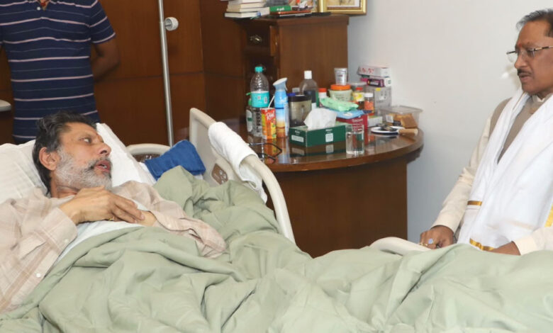 स्वास्थ्य लाभ ले रहे जगदलपुर विधायक किरण सिंह देव से मिले मुख्यमंत्री विष्णुदेव साय…. स्वास्थ्य लाभ ले रहे जगदलपुर विधायक किरण सिंह देव से मिले मुख्यमंत्री विष्णुदेव साय….