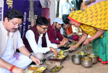 अपनों के बीच जमीन पर बैठकर देसी स्वाद का आनंद, वित्त मंत्री ओपी चौधरी ने कहा—यही हमारी संस्कृति की असली पहचान…..
