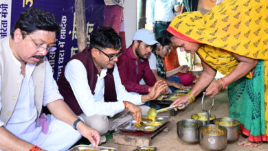 अपनों के बीच जमीन पर बैठकर देसी स्वाद का आनंद, वित्त मंत्री ओपी चौधरी ने कहा—यही हमारी संस्कृति की असली पहचान…..