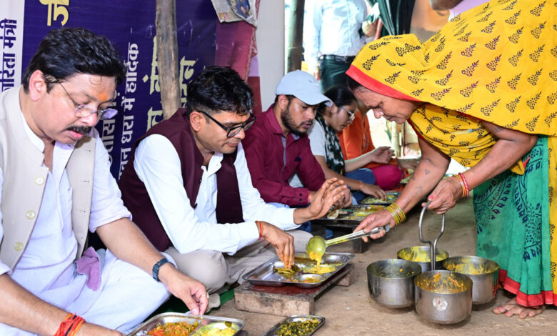 अपनों के बीच जमीन पर बैठकर देसी स्वाद का आनंद, वित्त मंत्री ओपी चौधरी ने कहा—यही हमारी संस्कृति की असली पहचान…..